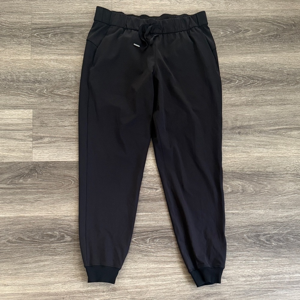 lululemon On the Fly Jogger in Black Size 8  High rise Athletic Pants 28”